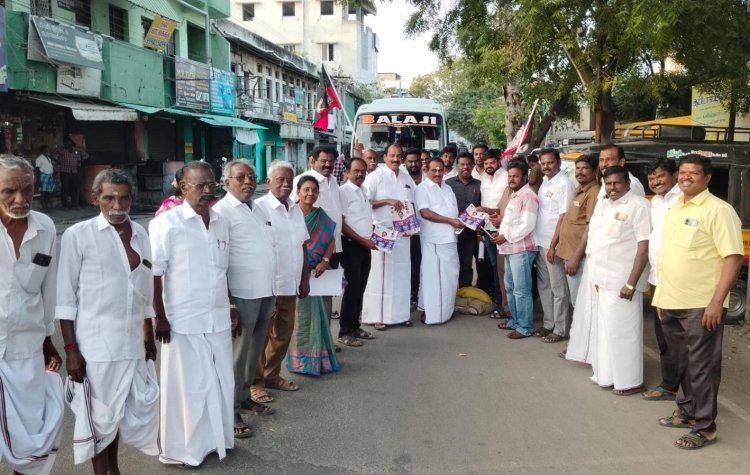 அதிமுக சார்பில் அறிவிக்கப்பட்டுள்ள முதற்கட்ட தேர்தல் அறிக்கை அடங்கிய துண்டு பிரசுரத்தை தூத்துக்குடி இரு பேருந்து நிலையங்களிலும்  முன்னாள் அமைச்சர் எஸ்.பி. சண்முகநாதன் வழங்கினார்.