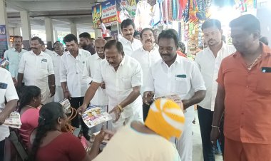 அதிமுக சார்பில் முதற்கட்ட தேர்தல் அறிக்கை அடங்கிய துண்டு பிரசுரத்தை தூத்துக்குடியில் முக்கிய வீதிகளில் முன்னாள் அமைச்சர் சி.த.செல்லப்பாண்டியன் வழங்கினார்.