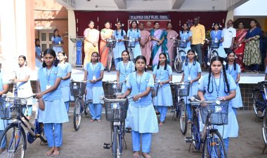 இளமையில் உங்களது படிப்பு முதுமையில் பெற்றோா்களை பாதுகாக்கும் வகையில் அமையும் பள்ளி விழாவில் அமைச்சர் கீதாஜீவன் பேசினாா்.