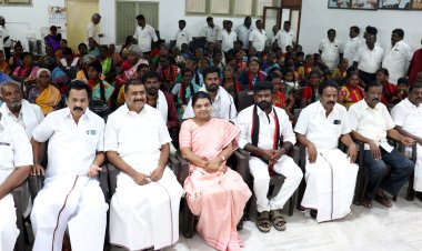 தூத்துக்குடியில் கோவில்பட்டியை சேர்ந்த 250 போ் அமைச்சா் கீதாஜீவன் முன்னிலையில் திமுகவில் இணைந்தனா்.