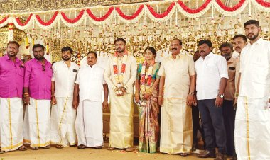 தூத்துக்குடி முன்னாள் மத்திய கூட்டுறவு வங்கி தலைவா் இரா.சுதாகா் இல்லத்திருமண விழா முன்னாள் அமைச்சா்கள் பத்திாிகையாளர்கள் உள்பட மணமக்களை பலா் வாழ்த்தினாா்கள்.