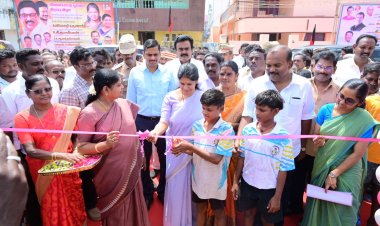 தூத்துக்குடியில் பள்ளி, ரேஷன்கடை, விளையாட்டுதிடல், பக்கிள் ஓடை விாிவாக்கம் கனிமொழி எம்.பி தொடங்கி வைத்தாா். அமைச்சா் கலெக்டா், மேயா், ஆணையா் பங்கேற்பு