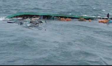 தூத்துக்குடி கடலில் மூழ்கிய விசைப்படகு 40 லட்சம் இழப்பு 9 போ் பத்திரமாக கரைசோ்ந்தனா்.