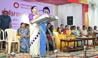 பெற்றோா்கள் ஆண் பெண் இரு குழந்தைகளையும் கண்காணித்து சமமாக வழி நடத்த வேண்டும் மகளிா் தின விழாவில் அமைச்சர் கீதாஜீவன் பேசினாா்.