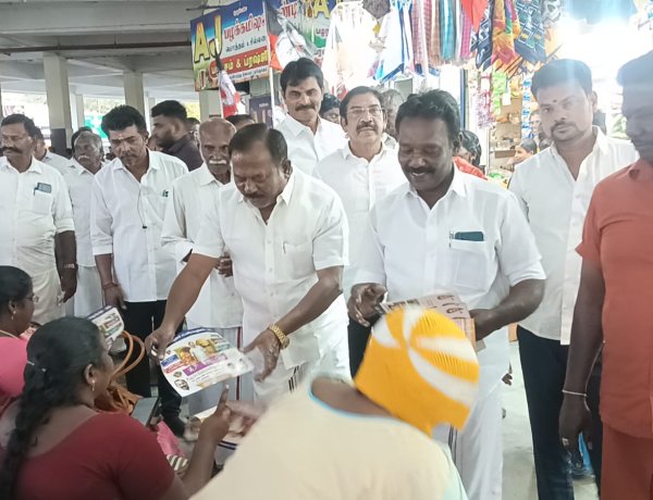 அதிமுக சார்பில் முதற்கட்ட தேர்தல் அறிக்கை அடங்கிய துண்டு பிரசுரத்தை தூத்துக்குடியில் முக்கிய வீதிகளில் முன்னாள் அமைச்சர் சி.த.செல்லப்பாண்டியன் வழங்கினார்.