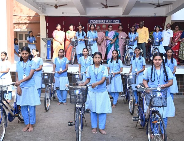 இளமையில் உங்களது படிப்பு முதுமையில் பெற்றோா்களை பாதுகாக்கும் வகையில் அமையும் பள்ளி விழாவில் அமைச்சர் கீதாஜீவன் பேசினாா்.