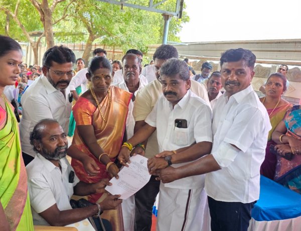 மாப்பிள்ளையூரணி ஊராட்சியில் சிறப்பு வரன்முறை திட்டத்தின் கீழ் 500  பயனாளிக்களுக்கு இலவச இ-பட்டா வழங்கும் நிகழ்ச்சி : ஓட்டப்பிடாரம் எம்எல்ஏ சண்முகையா வழங்கினார்.