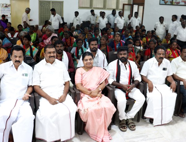 தூத்துக்குடியில் கோவில்பட்டியை சேர்ந்த 250 போ் அமைச்சா் கீதாஜீவன் முன்னிலையில் திமுகவில் இணைந்தனா்.