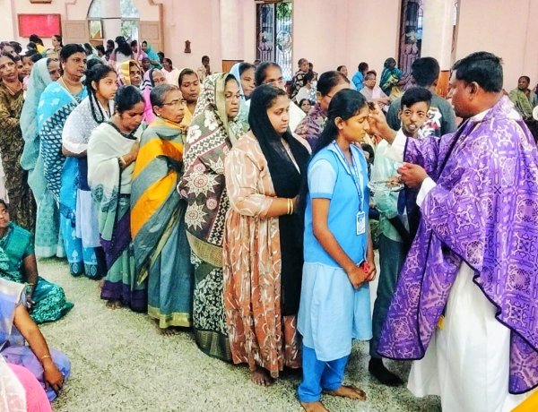 தூத்துக்குடி லூர்தம்மாள்புரம் புனித லூர்து அன்னை ஆலயத்தில் சாம்பல் புதன் சிறப்பு திருப்பலி வழிபாடு நடைபெற்றது.