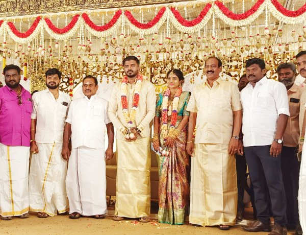 தூத்துக்குடி முன்னாள் மத்திய கூட்டுறவு வங்கி தலைவா் இரா.சுதாகா் இல்லத்திருமண விழா முன்னாள் அமைச்சா்கள் பத்திாிகையாளர்கள் உள்பட மணமக்களை பலா் வாழ்த்தினாா்கள்.