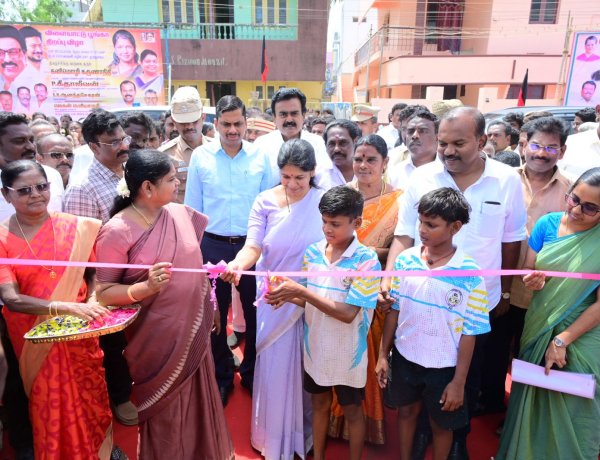 தூத்துக்குடியில் பள்ளி, ரேஷன்கடை, விளையாட்டுதிடல், பக்கிள் ஓடை விாிவாக்கம் கனிமொழி எம்.பி தொடங்கி வைத்தாா். அமைச்சா் கலெக்டா், மேயா், ஆணையா் பங்கேற்பு