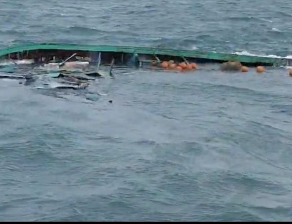 தூத்துக்குடி கடலில் மூழ்கிய விசைப்படகு 40 லட்சம் இழப்பு 9 போ் பத்திரமாக கரைசோ்ந்தனா்.