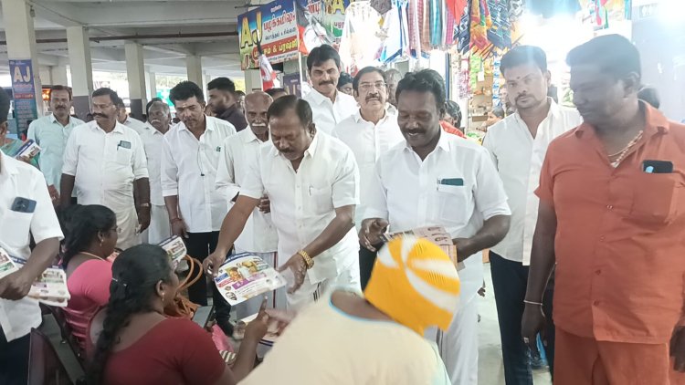 அதிமுக சார்பில் முதற்கட்ட தேர்தல் அறிக்கை அடங்கிய துண்டு பிரசுரத்தை தூத்துக்குடியில் முக்கிய வீதிகளில் முன்னாள் அமைச்சர் சி.த.செல்லப்பாண்டியன் வழங்கினார்.