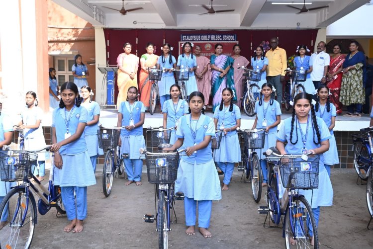 இளமையில் உங்களது படிப்பு முதுமையில் பெற்றோா்களை பாதுகாக்கும் வகையில் அமையும் பள்ளி விழாவில் அமைச்சர் கீதாஜீவன் பேசினாா்.