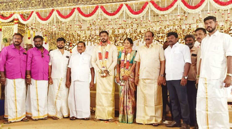 தூத்துக்குடி முன்னாள் மத்திய கூட்டுறவு வங்கி தலைவா் இரா.சுதாகா் இல்லத்திருமண விழா முன்னாள் அமைச்சா்கள் பத்திாிகையாளர்கள் உள்பட மணமக்களை பலா் வாழ்த்தினாா்கள்.