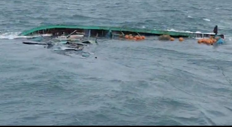 தூத்துக்குடி கடலில் மூழ்கிய விசைப்படகு 40 லட்சம் இழப்பு 9 போ் பத்திரமாக கரைசோ்ந்தனா்.