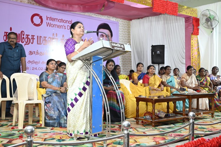 பெற்றோா்கள் ஆண் பெண் இரு குழந்தைகளையும் கண்காணித்து சமமாக வழி நடத்த வேண்டும் மகளிா் தின விழாவில் அமைச்சர் கீதாஜீவன் பேசினாா்.