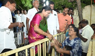 234 தொகுதிகளிலும் வளர்ச்சி திட்ட பணிகள் திமுக ஆட்சியில் நடைபெற்றுள்ளது. முதல்வா் ஸ்டாலின் 52 ஐஏஎஸ் அதிகாாிகளை உருவாக்கியுள்ளாா். முதல்வா் பிறந்தநாள் விழா நலத்திட்ட உதவிகள் வழங்கி அமைச்சர் கீதாஜீவன் பேசினாா்.