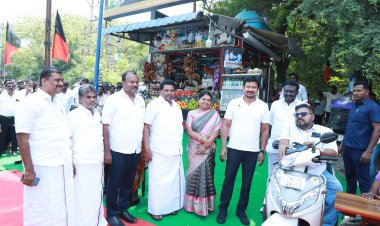 தூத்துக்குடியில் உதயநிதி ஃப்ரெஷ் ஜூஸ் கார்னர்” கடைக்கு துணை முதலமைச்சர் உதயநிதி ஸ்டாலின் 3வது முறையாக வருகை புரிந்து – எளியவர்கள், மாற்றுத்திறனாளிகளுக்கு தையல் இயந்திரம் வழங்கினார். தூத்துக்குடியில் துணை முதலமைச்சர் உதயநிதி ஸ்டாலின் – ஏழை மக்களுக்கு தையல் இயந்திரம் வழங்கல்