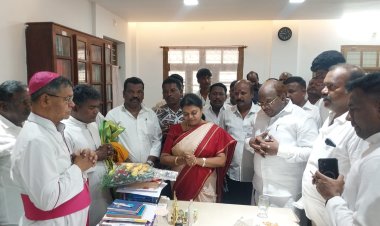 தூத்துக்குடியில் கான்ஸ்டன்டைன் ரவீந்திரன் எம்பிக்கு திமுக மீனவ சமுதாயத்தினா் உற்சாக வரவேற்பு அனைத்துதலைவர்கள் சிலைக்கு மாலை அணிவிப்பு அமைச்சா் கீதாஜீவன் மேயா் ஜெகன் பொியசாமி பங்கேற்பு