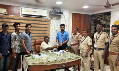 உரிய ஆவணங்கள் இன்றி எடுத்து வரப்பெற்ற ரூ.1, 18,600 யை தூத்துக்குடி வட்டாட்சியர் ஸ்டாலினிடம் ஒப்படைப்பு