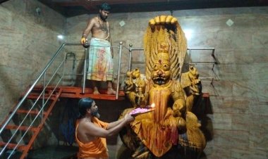 அமாவாசையை முன்னிட்டு ஸ்ரீபிரத்தியங்கிராதேவிக்கு பால் தயிர் மஞ்சள் இளநீர் சந்தனம் குங்குமம் தேன் உட்பட 16. வகையான அபிஷேகம் மற்றும் யாகம்