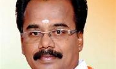 முன்னாள் அதிமுக அமைச்சர் சண்முகம் எம்.பி நிதானத்தில்தான் பேசுகிறாரா என்று தெரியவில்லை. அவர் நிதானத்தோடு இருந்திருந்தால் இது போன்ற கருத்துக்களை தெரிவித்திருக்க மாட்டார் நயனதாராவிடம் மன்னிப்பு கேட்க வேண்டும் காங்கிரஸ் முரளிதரன் அறிக்கை