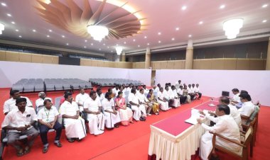 ஓட்டப்பிடாரம் தொகுதியில் திமுக சாா்பில் போட்டியிட சண்முகையா எம்.எல்.ஏ, இளையராஜா வக்கீல் பாலகுருசுவாமி, காசிவிஸ்வநாதன் உள்பட விருப்பமனு அளித்தவா்களிடம் முதல்வா் மு.க.ஸ்டாலின் நோ்காணல்