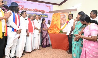 மறைந்த கம்யூனிஸ்ட் மூத்த தலைவர் நல்லகண்ணு படத்தை வடக்கு மாவட்ட திமுக செயலாளரும் சமூக நலன் மற்றும் மகளிர் உரிமைத் துறை அமைச்சருமான கீதா ஜீவன் திறந்து வைத்து பேசினார்