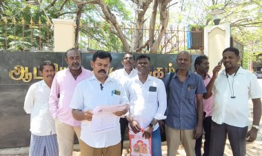 தேர்தல் நடத்தை விதிகள் படி அரசு அலுவலர்களை பணி மாற்றம் செய்ய தென்கரை குளப்பாசன திருநாவிருடையார்புரம் கிராம விவசாயிகள் சங்கம் சார்பில் மாவட்ட ஆட்சித் தலைவரும் மாவட்ட தேர்தல் அலுவலருமான இளம் பகவத்யிடம் புகார் மனு