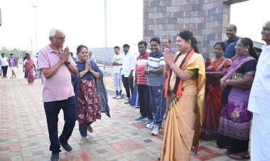 முத்துநகர் கடற்கரையில் தூத்துக்குடி தொகுதி திமுக வேட்பாளர் அமைச்சர் கீதாஜீவன் நடைபயிற்சி மேற்கொண்டவர்களிடம் வாக்கு சேகரித்தார்.