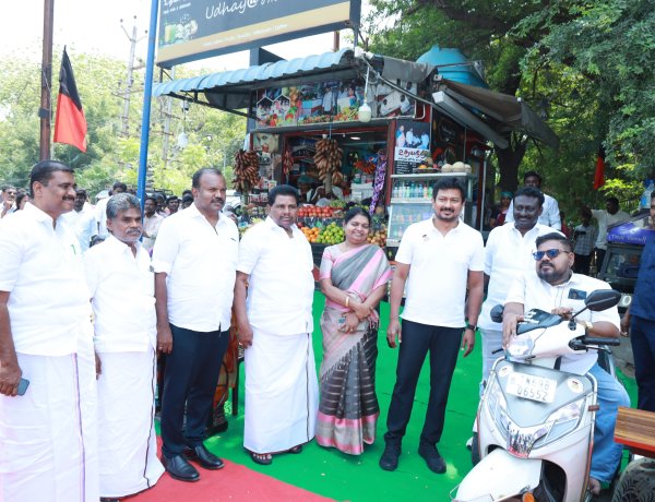 தூத்துக்குடியில் உதயநிதி ஃப்ரெஷ் ஜூஸ் கார்னர்” கடைக்கு துணை முதலமைச்சர் உதயநிதி ஸ்டாலின் 3வது முறையாக வருகை புரிந்து – எளியவர்கள், மாற்றுத்திறனாளிகளுக்கு தையல் இயந்திரம் வழங்கினார். தூத்துக்குடியில் துணை முதலமைச்சர் உதயநிதி ஸ்டாலின் – ஏழை மக்களுக்கு தையல் இயந்திரம் வழங்கல்