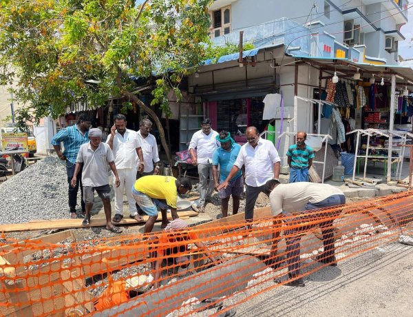 தூத்துக்குடி மாநகராட்சி பகுதியில் நடைபெறும் பணிகளை மேயா் ஜெகன் பொியசாமி ஆய்வு செய்தாா்.