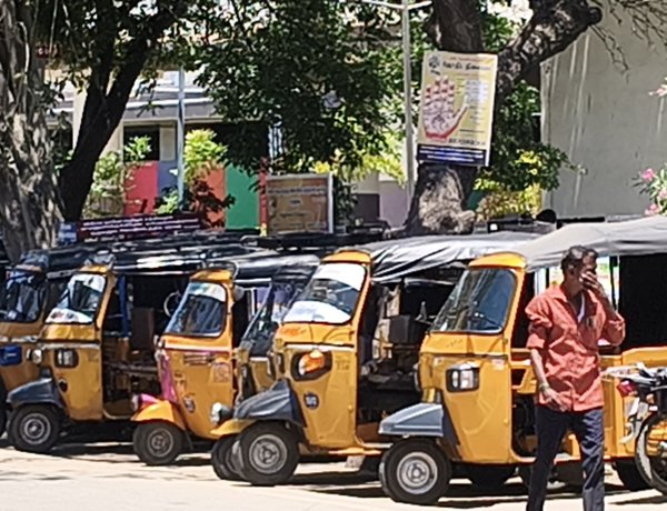 தூத்துக்குடியில் எந்த ஆட்டோவிலும் மீட்டர் பொருத்தாதது ஏன்?     பழைய பேருந்து நிலையத்திலிருந்து டுவிபுரம் 4ம் தெரு வரை ரூபாய் 100 வசூல் செய்யும் ஆட்டோ ஓட்டுநர் தூத்துக்குடி ஆர் டி ஓ நடவடிக்கை எடுப்பாரா?