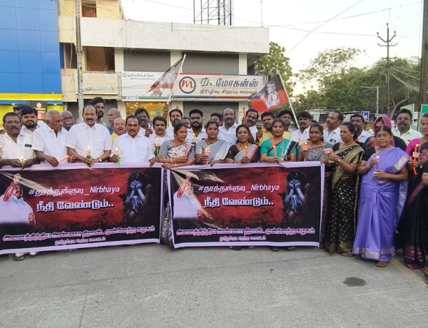 விளாத்திகுளம் அருகே, வேடநத்தம் மாணவி படுகொலை : அதிமுக முன்னாள் அமைச்சர் எஸ்.பி. சண்முகநாதன் தலைமையில் மெழுகுவர்த்தி ஏந்தி அஞ்சலி.