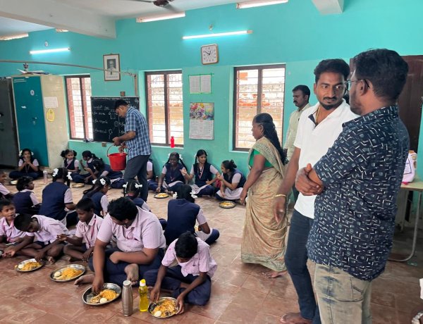 திமுக மாநில இளைஞரணி துணை செயலாளர் தூத்துக்குடி எஸ்.ஜோயல் பிறந்தநாள் விழா : கூட்டாம்புளி ஆதரவற்றோர் இல்லத்தில் உணவு வழங்கல்