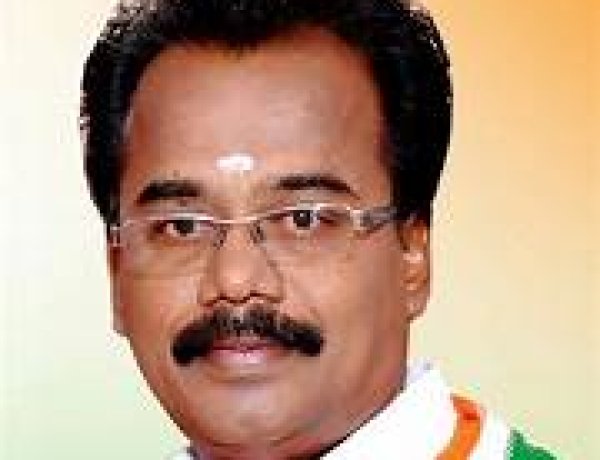 முன்னாள் அதிமுக அமைச்சர் சண்முகம் எம்.பி நிதானத்தில்தான் பேசுகிறாரா என்று தெரியவில்லை. அவர் நிதானத்தோடு இருந்திருந்தால் இது போன்ற கருத்துக்களை தெரிவித்திருக்க மாட்டார் நயனதாராவிடம் மன்னிப்பு கேட்க வேண்டும் காங்கிரஸ் முரளிதரன் அறிக்கை