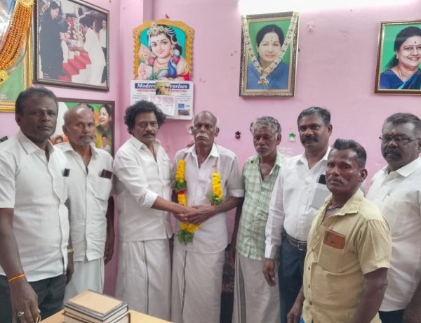 தூத்துக்குடியில் தினகரன் அணியிலிருந்து விலகி சசிகலா அணியில் இணைந்த நிா்வாகிகள்