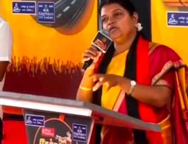 அனைத்து கேள்விகளையும் எதிா்கொண்டு அதற்கு தௌிவான பதிலுரையும் விளக்கவுரையும் வழங்கிய அமைச்சா் கீதாஜீவனுக்கு தோ்தல் பயண கலந்துரையாடலில் நெறியாளர் பாராட்டு