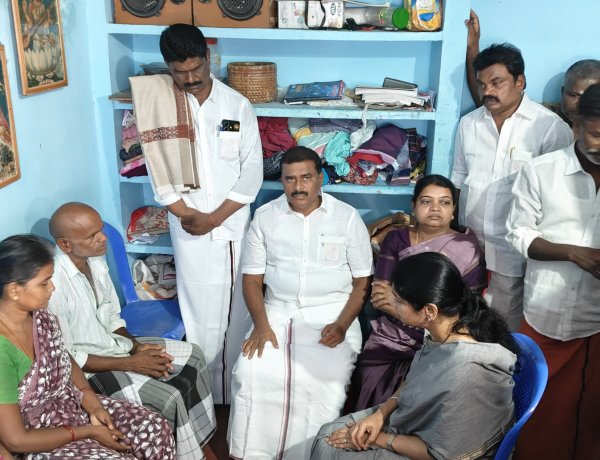 வேடநத்தம் கிராமத்தில் +2 மாணவி படுகொலை செய்யப்பட்டு உயிரிழந்தார். உயிரிழந்த மாணவியின் குடும்பத்தாரை இன்று தூத்துக்குடி பாராளுமன்ற உறுப்பினர்,திமுக துணைப் பொதுச் செயலாளர் கனிமொழி சந்திப்பு