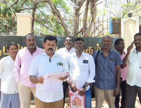 தேர்தல் நடத்தை விதிகள் படி அரசு அலுவலர்களை பணி மாற்றம் செய்ய தென்கரை குளப்பாசன திருநாவிருடையார்புரம் கிராம விவசாயிகள் சங்கம் சார்பில் மாவட்ட ஆட்சித் தலைவரும் மாவட்ட தேர்தல் அலுவலருமான இளம் பகவத்யிடம் புகார் மனு