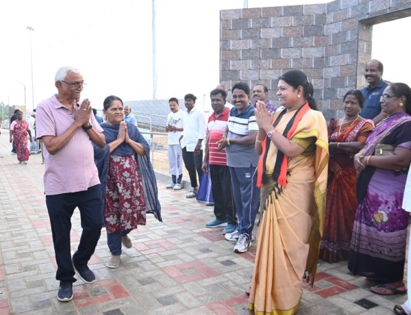 முத்துநகர் கடற்கரையில் தூத்துக்குடி தொகுதி திமுக வேட்பாளர் அமைச்சர் கீதாஜீவன் நடைபயிற்சி மேற்கொண்டவர்களிடம் வாக்கு சேகரித்தார்.