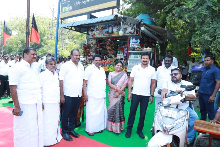 தூத்துக்குடியில் உதயநிதி ஃப்ரெஷ் ஜூஸ் கார்னர்” கடைக்கு துணை முதலமைச்சர் உதயநிதி ஸ்டாலின் 3வது முறையாக வருகை புரிந்து – எளியவர்கள், மாற்றுத்திறனாளிகளுக்கு தையல் இயந்திரம் வழங்கினார். தூத்துக்குடியில் துணை முதலமைச்சர் உதயநிதி ஸ்டாலின் – ஏழை மக்களுக்கு தையல் இயந்திரம் வழங்கல்