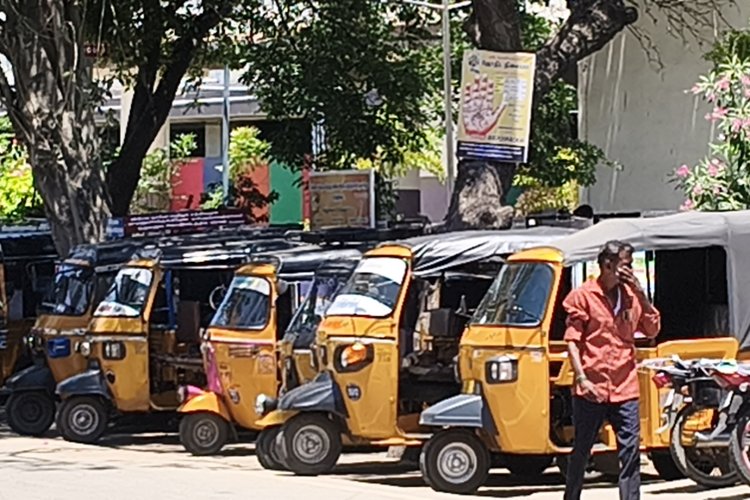 தூத்துக்குடியில் எந்த ஆட்டோவிலும் மீட்டர் பொருத்தாதது ஏன்?     பழைய பேருந்து நிலையத்திலிருந்து டுவிபுரம் 4ம் தெரு வரை ரூபாய் 100 வசூல் செய்யும் ஆட்டோ ஓட்டுநர் தூத்துக்குடி ஆர் டி ஓ நடவடிக்கை எடுப்பாரா?