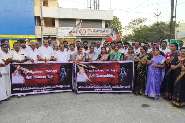 விளாத்திகுளம் அருகே, வேடநத்தம் மாணவி படுகொலை : அதிமுக முன்னாள் அமைச்சர் எஸ்.பி. சண்முகநாதன் தலைமையில் மெழுகுவர்த்தி ஏந்தி அஞ்சலி.