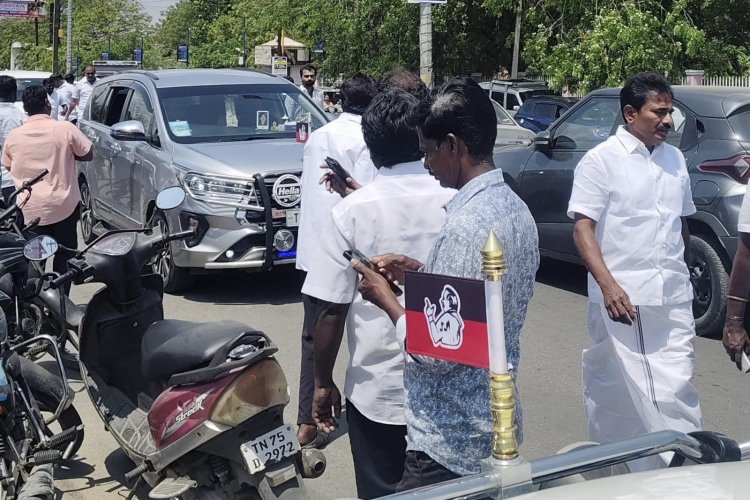 தூத்துக்குடியில் ஆர்ப்பாட்டம் போக்குவரத்து விதிகளை மீறிய முன்னாள் அமைச்சர் கார்