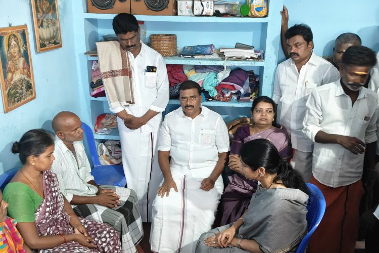 வேடநத்தம் கிராமத்தில் +2 மாணவி படுகொலை செய்யப்பட்டு உயிரிழந்தார். உயிரிழந்த மாணவியின் குடும்பத்தாரை இன்று தூத்துக்குடி பாராளுமன்ற உறுப்பினர்,திமுக துணைப் பொதுச் செயலாளர் கனிமொழி சந்திப்பு