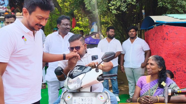 தூத்துக்குடியில் உதயநிதி ஃப்ரெஷ் ஜூஸ் கார்னர்” கடைக்கு துணை முதலமைச்சர் உதயநிதி ஸ்டாலின் 3வது முறையாக வருகை புரிந்து – எளியவர்கள், மாற்றுத்திறனாளிகளுக்கு தையல் இயந்திரம் வழங்கினார். தூத்துக்குடியில் துணை முதலமைச்சர் உதயநிதி ஸ்டாலின் – ஏழை மக்களுக்கு தையல் இயந்திரம் வழங்கல்