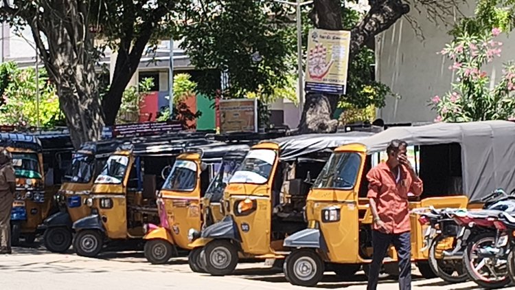 தூத்துக்குடியில் எந்த ஆட்டோவிலும் மீட்டர் பொருத்தாதது ஏன்?     பழைய பேருந்து நிலையத்திலிருந்து டுவிபுரம் 4ம் தெரு வரை ரூபாய் 100 வசூல் செய்யும் ஆட்டோ ஓட்டுநர் தூத்துக்குடி ஆர் டி ஓ நடவடிக்கை எடுப்பாரா?