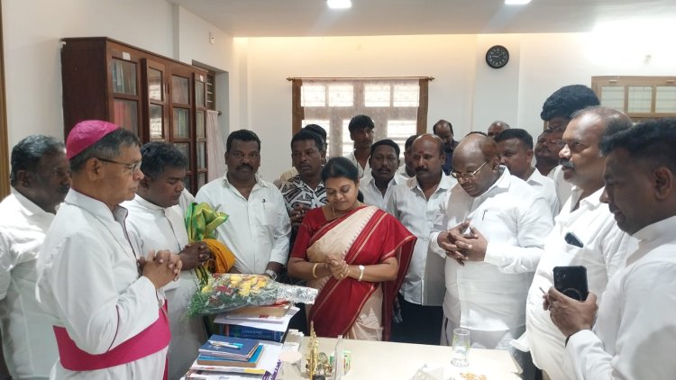 தூத்துக்குடியில் கான்ஸ்டன்டைன் ரவீந்திரன் எம்பிக்கு திமுக மீனவ சமுதாயத்தினா் உற்சாக வரவேற்பு அனைத்துதலைவர்கள் சிலைக்கு மாலை அணிவிப்பு அமைச்சா் கீதாஜீவன் மேயா் ஜெகன் பொியசாமி பங்கேற்பு